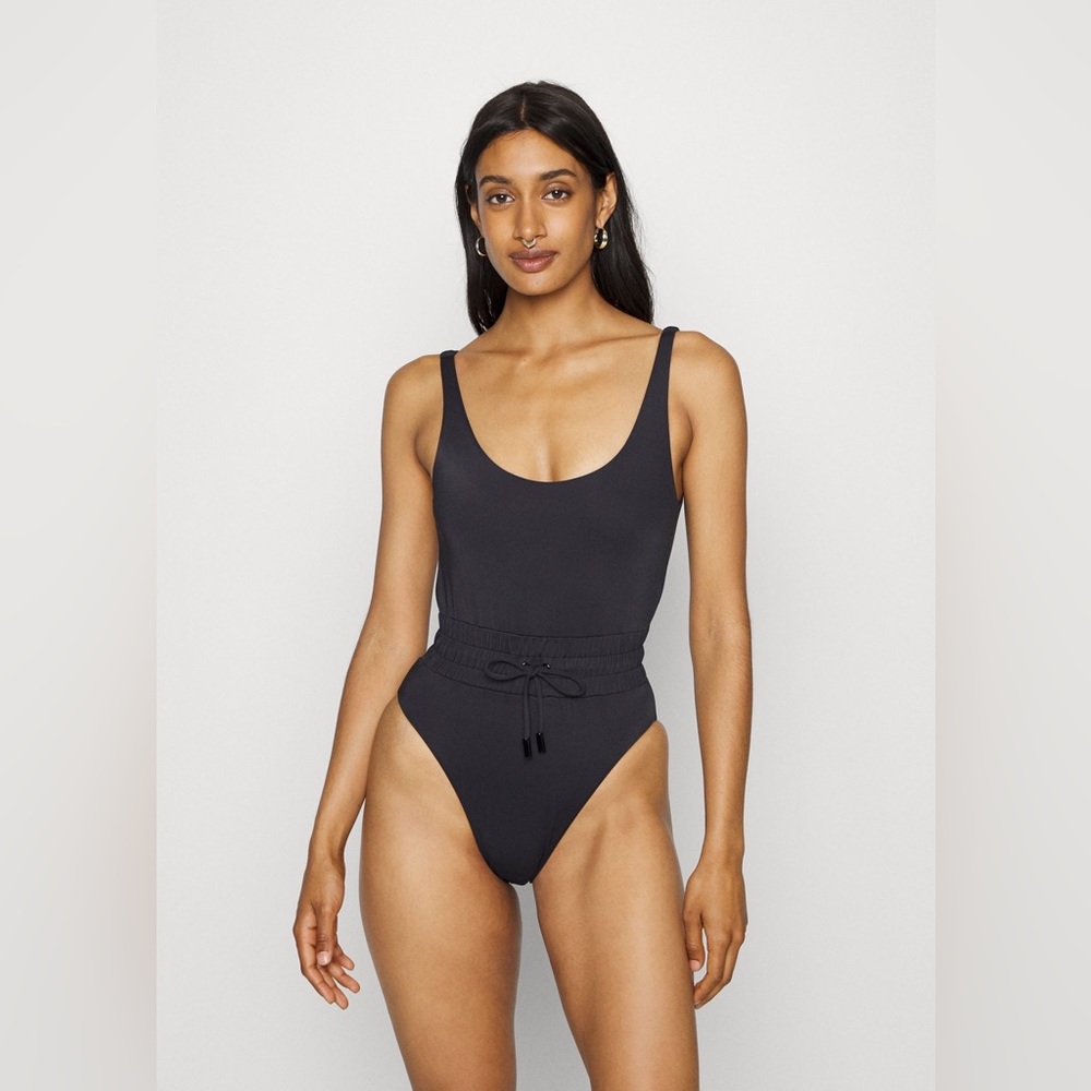 Good American Brilliant Design‎ Waist Framer One Piece Swimsuit Black Size 7 NWT